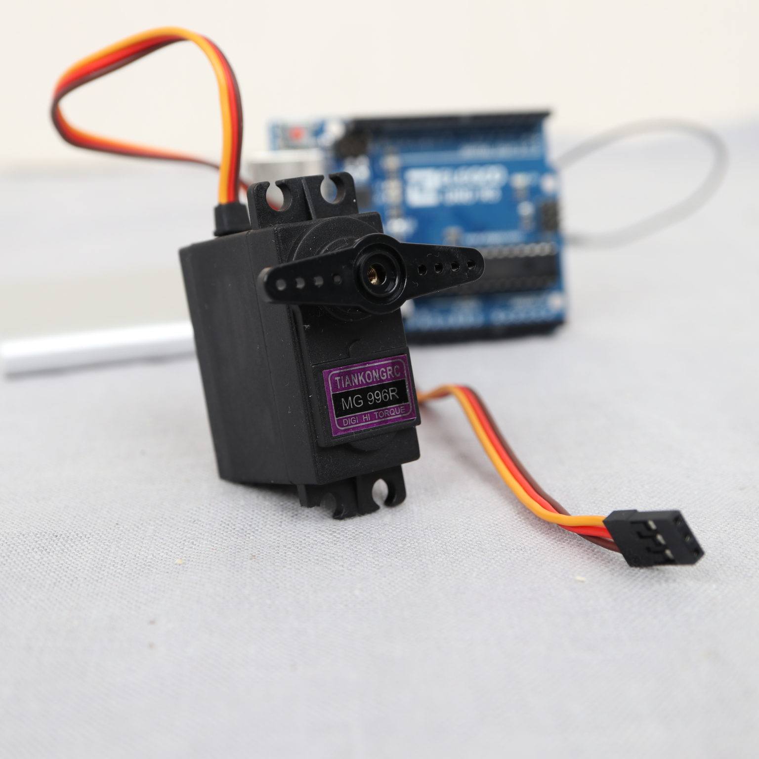 Arduino Tutorial: MG 996R Servo Motor - Michael Schoeffler