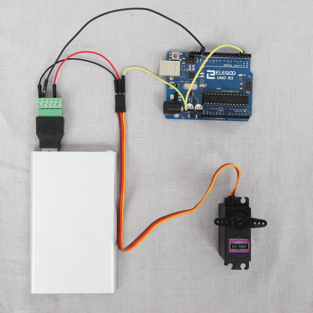 programa servo motor arduino